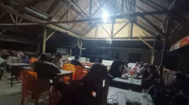 Warga memadati warung kopi di Krueng Mane, Kecamatan Muara Batu, Kabupaten Aceh Utara, saat pemadaman listrik, Jumat (25/5/2026) malam(KOMPAS.COM/MASRIADI SAMBO)