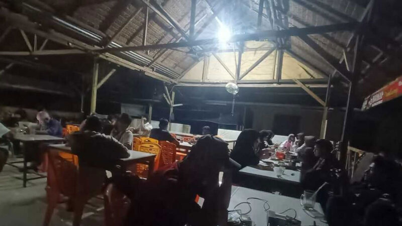 Warga memadati warung kopi di Krueng Mane, Kecamatan Muara Batu, Kabupaten Aceh Utara, saat pemadaman listrik, Jumat (25/5/2026) malam(KOMPAS.COM/MASRIADI SAMBO)