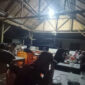 Warga memadati warung kopi di Krueng Mane, Kecamatan Muara Batu, Kabupaten Aceh Utara, saat pemadaman listrik, Jumat (25/5/2026) malam(KOMPAS.COM/MASRIADI SAMBO)
