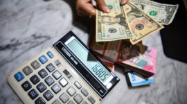 Petugas menunjukkan pecahan mata uang dolar Amerika Serikat dan mata uang Rupiah di Kantor Cabang BNI Pasar Baru, Jakarta, Selasa (10/3/2026). Foto: Muhammad Adimaja/ANTARA FOTO

