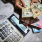 Petugas menunjukkan pecahan mata uang dolar Amerika Serikat dan mata uang Rupiah di Kantor Cabang BNI Pasar Baru, Jakarta, Selasa (10/3/2026). Foto: Muhammad Adimaja/ANTARA FOTO
