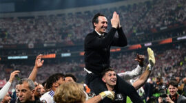 Manajer Aston Villa, Unai Emery, merayakan keberhasilan menjadi juara usai laga final Liga Europa UEFA antara SC Freiburg dan Aston Villa di Stadion Besiktas, Istanbul, pada 20 Mei 2026.(AFP/YASIN AKGUL)