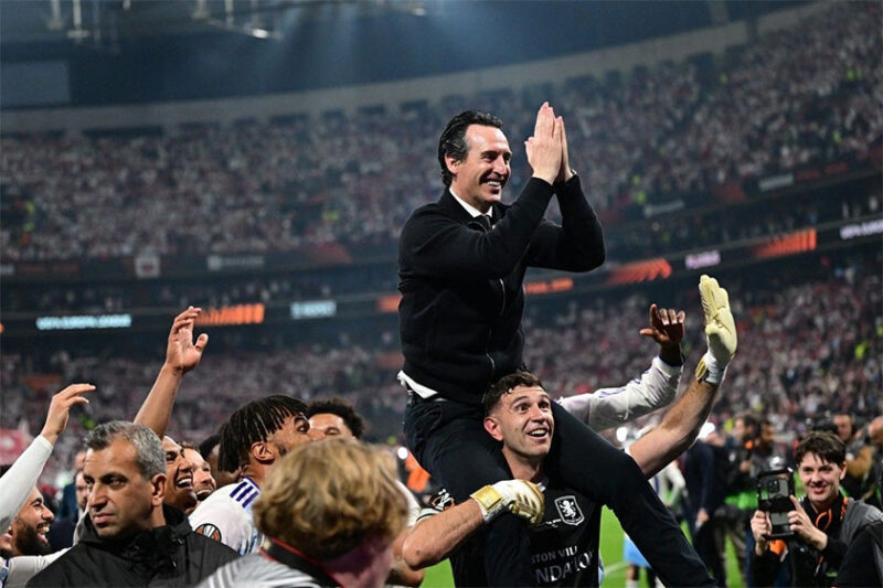 Manajer Aston Villa, Unai Emery, merayakan keberhasilan menjadi juara usai laga final Liga Europa UEFA antara SC Freiburg dan Aston Villa di Stadion Besiktas, Istanbul, pada 20 Mei 2026.(AFP/YASIN AKGUL)