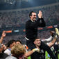 Manajer Aston Villa, Unai Emery, merayakan keberhasilan menjadi juara usai laga final Liga Europa UEFA antara SC Freiburg dan Aston Villa di Stadion Besiktas, Istanbul, pada 20 Mei 2026.(AFP/YASIN AKGUL)