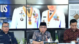 Maigus Nasir memimpin High Level Meeting (HLM) Tim Pengendalian Inflasi Daerah (TPID) Kota Padang di Gedung Putih Kediaman Resmi Wali Kota, Kamis (7/5/2026). Dalam rapat tersebut, Pemko Padang menyoroti dugaan praktik LPG oplos hingga antrean panjang BBM subsidi menjelang Iduladha.(Dharma Harisa)