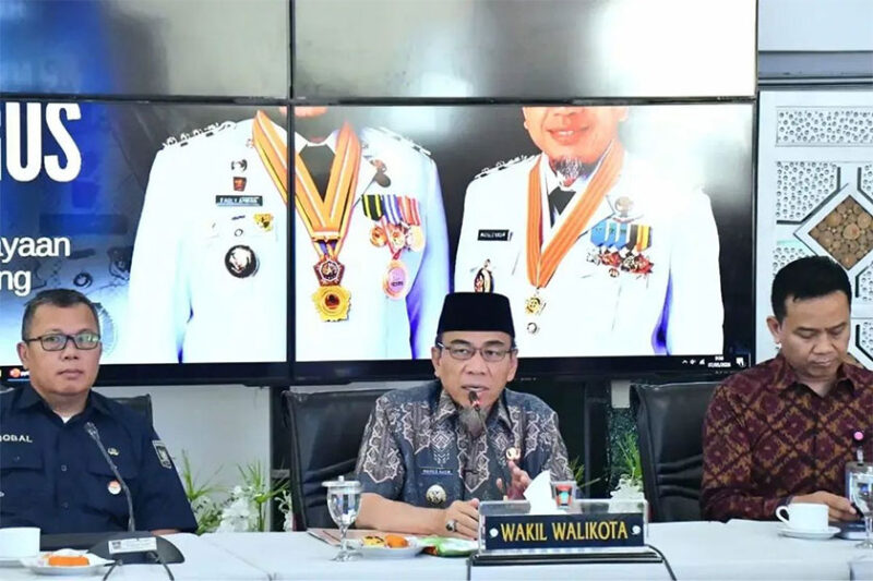 Maigus Nasir memimpin High Level Meeting (HLM) Tim Pengendalian Inflasi Daerah (TPID) Kota Padang di Gedung Putih Kediaman Resmi Wali Kota, Kamis (7/5/2026). Dalam rapat tersebut, Pemko Padang menyoroti dugaan praktik LPG oplos hingga antrean panjang BBM subsidi menjelang Iduladha.(Dharma Harisa)
