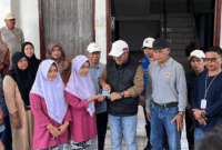 Wako Alfin menyerahkan KTP Pemula kepada siswa SMA di Kota Sungai Penuh. (Foto:Dok. Disdukcapil)