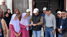 Wako Alfin menyerahkan KTP Pemula kepada siswa SMA di Kota Sungai Penuh. (Foto:Dok. Disdukcapil)