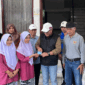 Wako Alfin menyerahkan KTP Pemula kepada siswa SMA di Kota Sungai Penuh. (Foto:Dok. Disdukcapil)