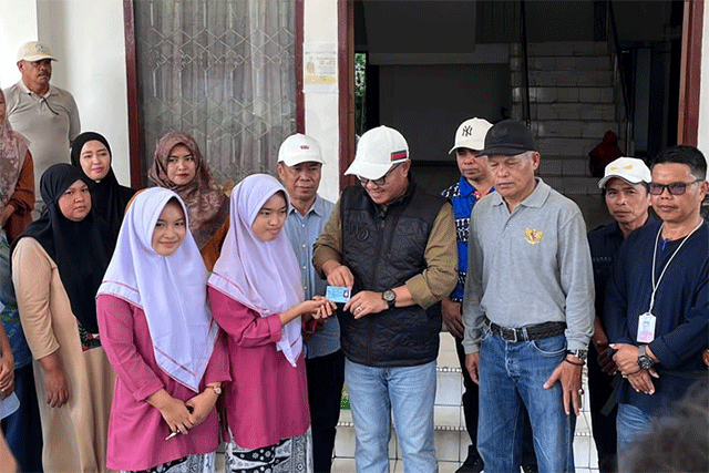 Wako Alfin menyerahkan KTP Pemula kepada siswa SMA di Kota Sungai Penuh. (Foto:Dok. Disdukcapil)