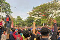 Sekitar 1.000 mahasiswa dan elemen masyarakat di Kota Semarang menggeruduk kantor Gubernur dalam aksi unjuk rasa bertajuk Panca Tuntutan Rakyat (PANTURA) pada Kamis (15/6/2026) sore. Sempat terjadi pembakaran ban di sela aksi, namun api dipadamkan polisi.(KOMPAS.COM/Titis Anis Fauziyah)