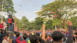 Sekitar 1.000 mahasiswa dan elemen masyarakat di Kota Semarang menggeruduk kantor Gubernur dalam aksi unjuk rasa bertajuk Panca Tuntutan Rakyat (PANTURA) pada Kamis (15/6/2026) sore. Sempat terjadi pembakaran ban di sela aksi, namun api dipadamkan polisi.(KOMPAS.COM/Titis Anis Fauziyah)