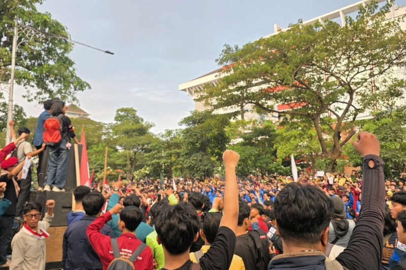 Sekitar 1.000 mahasiswa dan elemen masyarakat di Kota Semarang menggeruduk kantor Gubernur dalam aksi unjuk rasa bertajuk Panca Tuntutan Rakyat (PANTURA) pada Kamis (15/6/2026) sore. Sempat terjadi pembakaran ban di sela aksi, namun api dipadamkan polisi.(KOMPAS.COM/Titis Anis Fauziyah)