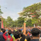 Sekitar 1.000 mahasiswa dan elemen masyarakat di Kota Semarang menggeruduk kantor Gubernur dalam aksi unjuk rasa bertajuk Panca Tuntutan Rakyat (PANTURA) pada Kamis (15/6/2026) sore. Sempat terjadi pembakaran ban di sela aksi, namun api dipadamkan polisi.(KOMPAS.COM/Titis Anis Fauziyah)
