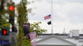 Bendera Amerika berkibar setengah tiang di atas Gedung Putih di Washington DC, Jumat, 16 April 2021. (AP PHOTO/SUSAN WALSH)
