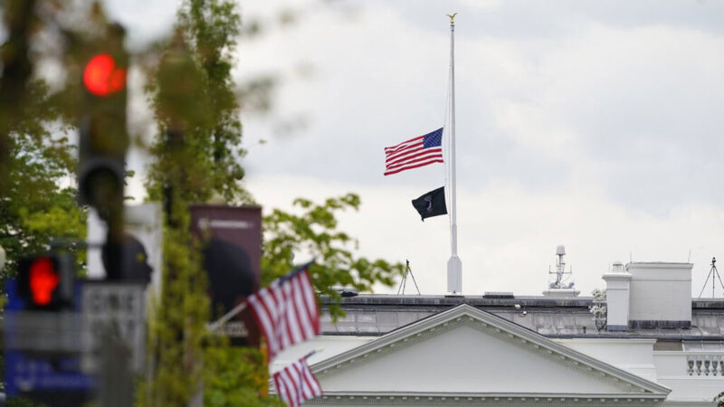 Bendera Amerika berkibar setengah tiang di atas Gedung Putih di Washington DC, Jumat, 16 April 2021. (AP PHOTO/SUSAN WALSH)