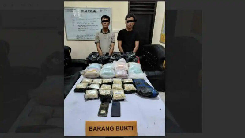 2 pria ditangkap Polres Sarolangun pada Kamis (11/6/2026) sekira pukul 07.30 WIB di area SPBU Jalan Lintas Desa Bernai, Kecamatan Sarolangun, Kabupaten Sarolangun, Jambi. Dari keduanya polisi menyita 53.000 butir pil ekstasi dan 897 cartridge yang diduga mengandung zat narkotika jenis Etomidate 