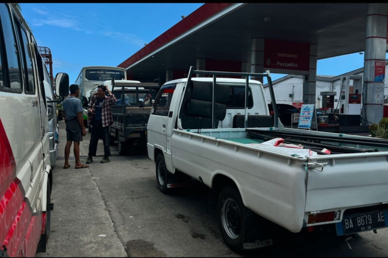 Antrean kendaraan bermesin diesel di ruas jalan khatib sulaiman untuk mendapatkan BBM subsidi jenis solar, Selasa (19/5/2026).(Rahmat Panji (Kompas.com))