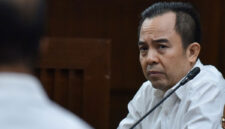 Terdakwa kasus dugaan suap di lingungkungan Direktorat Jenderal Bea dan Cukai Kementerian Keuangan John Field (kanan) mengikuti sidang lanjutan di Pengadilan Tipikor, Jakarta, Rabu (10/6/2026). Sidang tersebut beragendakan mendengarkan keterangan saksi yang dihadirkan JPU yaitu mantan Kasubdit Intelijen Direktorat Penindakan dan Penyidikan Bea Cukai Sisprian Subiaksono yang juga merupakan tersangka kasus importasi di Ditjen Bea Cukai. ANTARA FOTO/Fakhri Hermansyah/nym.(FAH)