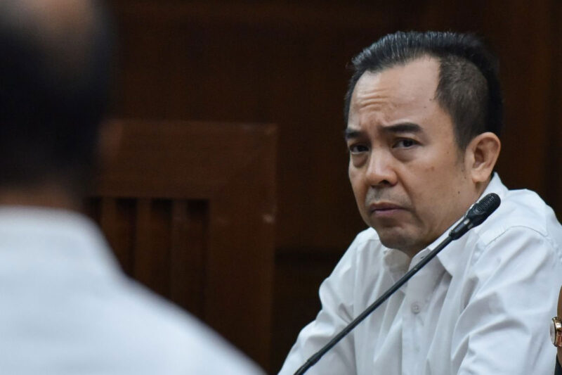 Terdakwa kasus dugaan suap di lingungkungan Direktorat Jenderal Bea dan Cukai Kementerian Keuangan John Field (kanan) mengikuti sidang lanjutan di Pengadilan Tipikor, Jakarta, Rabu (10/6/2026). Sidang tersebut beragendakan mendengarkan keterangan saksi yang dihadirkan JPU yaitu mantan Kasubdit Intelijen Direktorat Penindakan dan Penyidikan Bea Cukai Sisprian Subiaksono yang juga merupakan tersangka kasus importasi di Ditjen Bea Cukai. ANTARA FOTO/Fakhri Hermansyah/nym.(FAH)