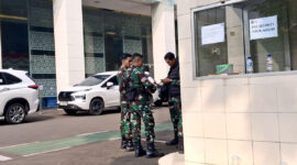 Kantor Badan Gizi Nasional (BGN) yang berlokasi di kawasan Kebon Sirih, Jakarta Pusat, dijaga ketat aparat dari Tentara Nasional Indonesia (TNI) usai pencopotan Dadan Hindayana sebagai Kepala BGN, Rabu (3/6/2026).(KOMPAS.com/FIRDA JANATI)