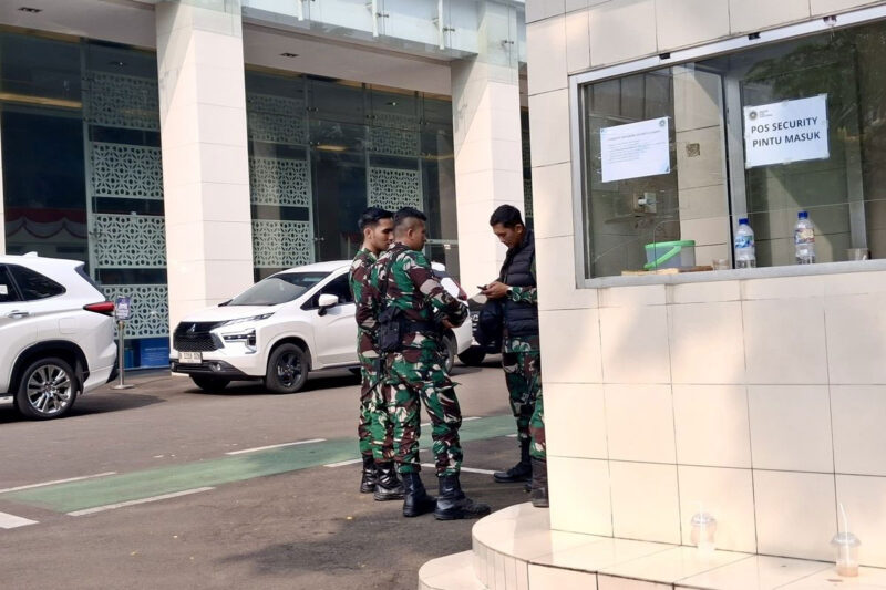 Kantor Badan Gizi Nasional (BGN) yang berlokasi di kawasan Kebon Sirih, Jakarta Pusat, dijaga ketat aparat dari Tentara Nasional Indonesia (TNI) usai pencopotan Dadan Hindayana sebagai Kepala BGN, Rabu (3/6/2026).(KOMPAS.com/FIRDA JANATI)