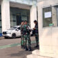 Kantor Badan Gizi Nasional (BGN) yang berlokasi di kawasan Kebon Sirih, Jakarta Pusat, dijaga ketat aparat dari Tentara Nasional Indonesia (TNI) usai pencopotan Dadan Hindayana sebagai Kepala BGN, Rabu (3/6/2026).(KOMPAS.com/FIRDA JANATI)