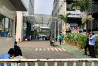 Suasana Kantor Badan Gizi Nasional (BGN) yang berlokasi di kawasan Kebon Sirih, Jakarta Pusat, Rabu (3/6/2026) karyawan BGN juga diminta menunggu di area luar gedung dan lobby kantor sembari menanti arahan lebih lanjut.(KOMPAS.com/FIRDA JANATI)