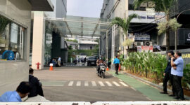Suasana Kantor Badan Gizi Nasional (BGN) yang berlokasi di kawasan Kebon Sirih, Jakarta Pusat, Rabu (3/6/2026) karyawan BGN juga diminta menunggu di area luar gedung dan lobby kantor sembari menanti arahan lebih lanjut.(KOMPAS.com/FIRDA JANATI)