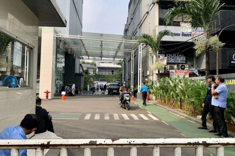 Suasana Kantor Badan Gizi Nasional (BGN) yang berlokasi di kawasan Kebon Sirih, Jakarta Pusat, Rabu (3/6/2026) karyawan BGN juga diminta menunggu di area luar gedung dan lobby kantor sembari menanti arahan lebih lanjut.(KOMPAS.com/FIRDA JANATI)