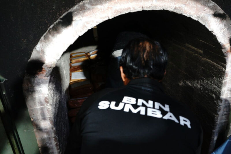 Petugas BNNP Sumbar menyusun 145 kilo paket ganja untuk melakukan pemusnahan barang bukti di krematorium kawasan Padang Selatan, Kota Padang, Rabu (10/6/2026).(Rahmat Panji (Kompas.com))