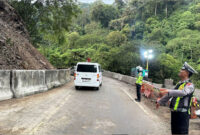 Kendaraan kembali melintas di Jalur Lembah Anai, Nagari Singgalang, Kecamatan X Koto, Kabupaten Tanah Datar, Kamis (25/06/2026). Akses utama penghubung Kota Padang dan Bukittinggi tersebut kembali dibuka setelah sempat lumpuh sekitar 10 jam akibat longsor yang menutup badan jalan pada Rabu (24/06/2026).(KOMPAS.COM/DHARMA HARISA)