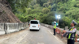 Kendaraan kembali melintas di Jalur Lembah Anai, Nagari Singgalang, Kecamatan X Koto, Kabupaten Tanah Datar, Kamis (25/06/2026). Akses utama penghubung Kota Padang dan Bukittinggi tersebut kembali dibuka setelah sempat lumpuh sekitar 10 jam akibat longsor yang menutup badan jalan pada Rabu (24/06/2026).(KOMPAS.COM/DHARMA HARISA)