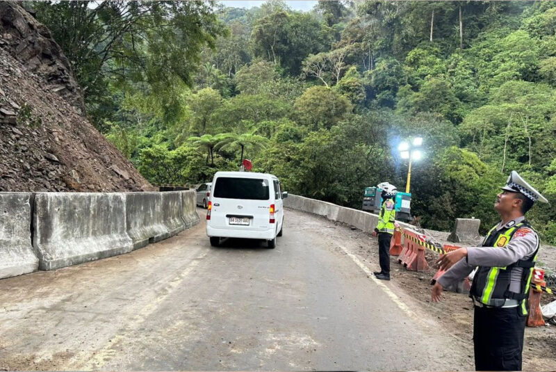 Kendaraan kembali melintas di Jalur Lembah Anai, Nagari Singgalang, Kecamatan X Koto, Kabupaten Tanah Datar, Kamis (25/06/2026). Akses utama penghubung Kota Padang dan Bukittinggi tersebut kembali dibuka setelah sempat lumpuh sekitar 10 jam akibat longsor yang menutup badan jalan pada Rabu (24/06/2026).(KOMPAS.COM/DHARMA HARISA)