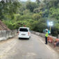 Kendaraan kembali melintas di Jalur Lembah Anai, Nagari Singgalang, Kecamatan X Koto, Kabupaten Tanah Datar, Kamis (25/06/2026). Akses utama penghubung Kota Padang dan Bukittinggi tersebut kembali dibuka setelah sempat lumpuh sekitar 10 jam akibat longsor yang menutup badan jalan pada Rabu (24/06/2026).(KOMPAS.COM/DHARMA HARISA)