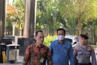 Bupati Muara Enim Edison tiba di Gedung Merah Putih, Jakarta, Selasa (9/6/2026), usai terjaring dalam Operasi Tangkap Tangan (OTT) pada Senin (8/6/2026).(KOMPAS.com/HARYANTI PUSPA SARI)