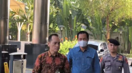 Bupati Muara Enim Edison tiba di Gedung Merah Putih, Jakarta, Selasa (9/6/2026), usai terjaring dalam Operasi Tangkap Tangan (OTT) pada Senin (8/6/2026).(KOMPAS.com/HARYANTI PUSPA SARI)
