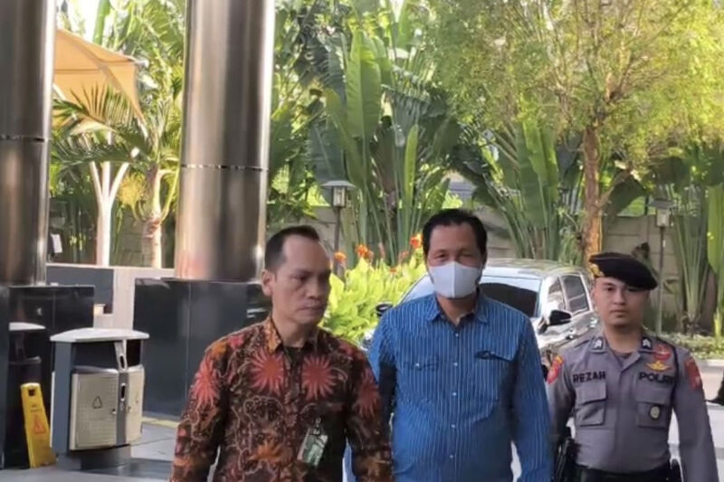 Bupati Muara Enim Edison tiba di Gedung Merah Putih, Jakarta, Selasa (9/6/2026), usai terjaring dalam Operasi Tangkap Tangan (OTT) pada Senin (8/6/2026).(KOMPAS.com/HARYANTI PUSPA SARI)
