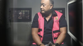 Tersangka dugaan tindak pidana korupsi tata kelola program Makan Bergizi Gratis (MBG) pada Badan Gizi Nasional (BGN) Dadan Hindayana berada di dalam mobil tahanan di Kejaksaan Agung, Jakarta, Rabu (3/6/2026). Kejaksaan Agung menetapkan mantan Kepala BGN Dadan Hindayana, dan dua mantan Wakil Kepala BGN yakni Sony Sanjaya dan Lodewyk Pusung sebagai tersangka dugaan tindak pidana korupsi tata kelola program MBG pada BGN tahun 2025-2026. ANTARA FOTO/M Risyal Hidayat/bar(M RISYAL HIDAYAT)