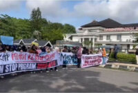 Warga Jambi berdemo dukung program MBG di kantor DPRD Provinsi Jambi pada Jumat (19/6/2026). Pendemo menyerukan untuk melanjutkan program MBG