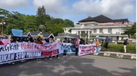 Warga Jambi berdemo dukung program MBG di kantor DPRD Provinsi Jambi pada Jumat (19/6/2026). Pendemo menyerukan untuk melanjutkan program MBG
