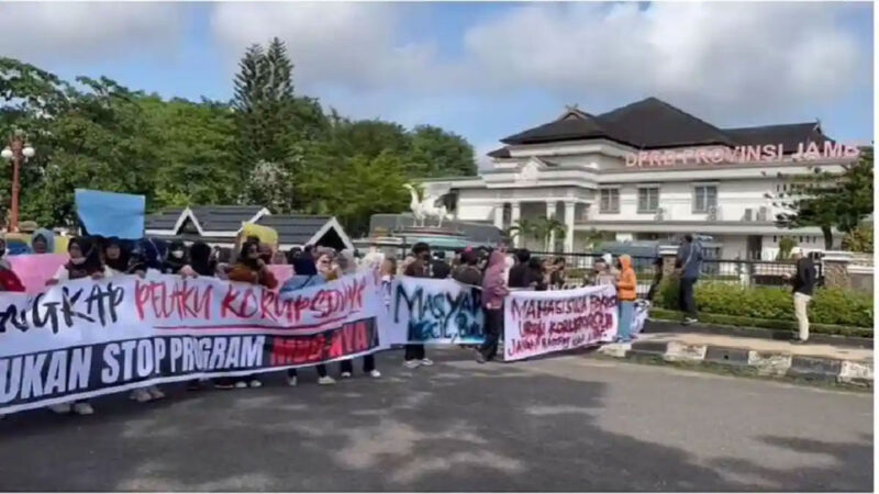 Warga Jambi berdemo dukung program MBG di kantor DPRD Provinsi Jambi pada Jumat (19/6/2026). Pendemo menyerukan untuk melanjutkan program MBG
