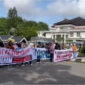 Warga Jambi berdemo dukung program MBG di kantor DPRD Provinsi Jambi pada Jumat (19/6/2026). Pendemo menyerukan untuk melanjutkan program MBG