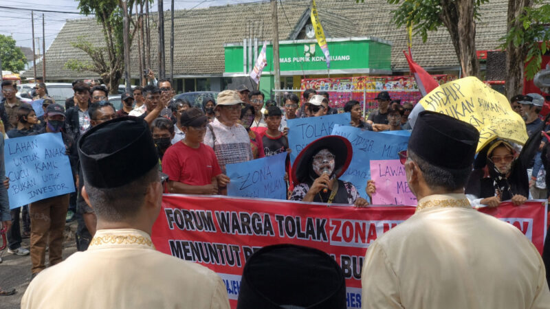 Peringatan Hari Jadi Tanah Pilih Pusako Betuah ke-625 dan Hari Ulang Tahun ke-80 Pemerintah Kota Jambi diwarnai aksi demonstrasi ratusan warga terdampak kebijakan zona merah Pertamina, Selasa (2/6/2026). 
