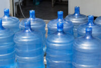 Paparan bisfenol A atau BPA dari galon dan kemasan plastik yang digunakan secara berulang kali disebut bisa memicu pubertas dini pada anak.(KOMPAS.com/HOTRIA MARIANA)
