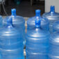 Paparan bisfenol A atau BPA dari galon dan kemasan plastik yang digunakan secara berulang kali disebut bisa memicu pubertas dini pada anak.(KOMPAS.com/HOTRIA MARIANA)
