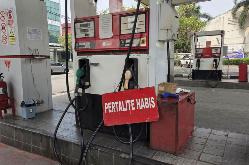 Kenaikan harga Bahan Bakar Minyak (BBM) non-subsidi jenis Pertamax membuat stok BBM subsidi di sejumlah SPBU wilayah Kota Tangerang ludes lebih cepat dari biasanya.(Kompas.com/Disya Shaliha)
