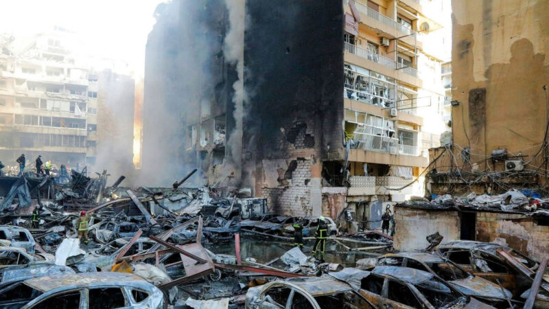 Kondisi bangunan dan kendaraan yang hangus terbakar setelah serangan Israel di permukiman Corniche Al Mazraa, Beirut, Lebanon, 8 April 2026. Sekitar pukul 18.00 WIB, serangkaian serangan Israel menghantam tanpa peringatan.(AFP/IBRAHIM AMRO)
