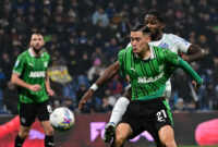 Bek Timnas Indonesia, Jay Idzes, berduel dengan penyerang Inter Milan Marcus Thuram. Inter Milan tampil dominan saat menundukkan Sassuolo dengan skor 5-0 dalam lanjutan pekan ke-24 Serie A 2025-2026 di Stadion MAPEI, Reggio Emilia, Senin (9/2/2026) dini hari WIB.(AFP/PIERO CRUCIATTI)