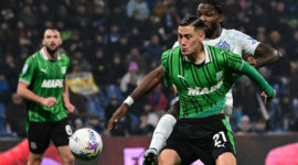 Bek Timnas Indonesia, Jay Idzes, berduel dengan penyerang Inter Milan Marcus Thuram. Inter Milan tampil dominan saat menundukkan Sassuolo dengan skor 5-0 dalam lanjutan pekan ke-24 Serie A 2025-2026 di Stadion MAPEI, Reggio Emilia, Senin (9/2/2026) dini hari WIB.(AFP/PIERO CRUCIATTI)